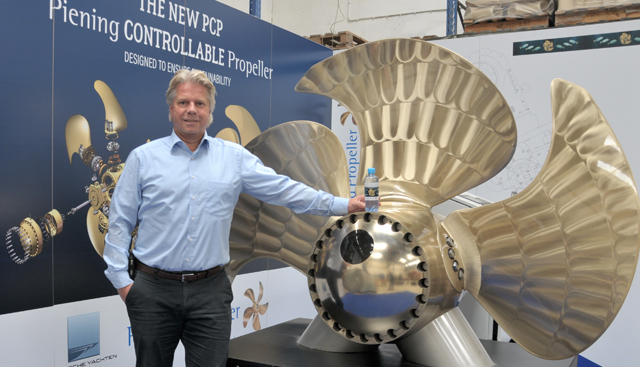 Das Bild zeigt Mathias Pein (Piening Propeller) und einen Propeller mit integrierter Wasserhydraulik-Technologie. Nun werden die Erfahrungen daraus für die Elektronische Pitch-Verstelleinheit genutzt.